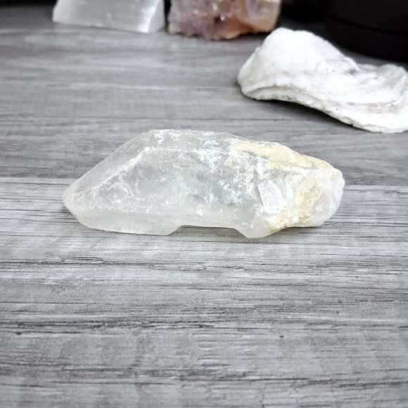 Clear quartz crystal point, imperfect - Picture 2 of 3